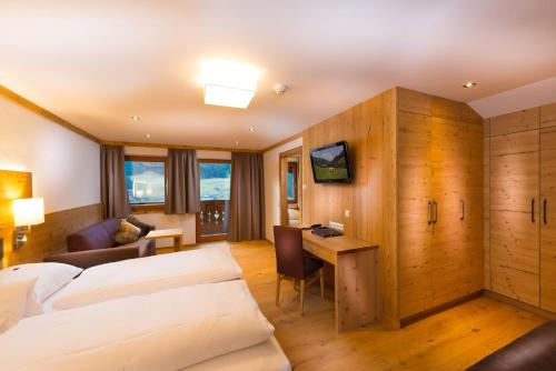 格罗萨尔迪欧菲尔酒店的酒店客房配有两张床和一张书桌