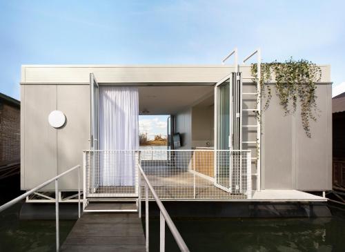 KABINA Splav na reci Savi - Floating House on Sava River