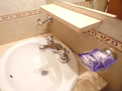 布兰卡港Apartamentos Güemes - Monoambientes的浴室设有白色水槽和镜子