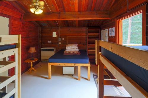 贾斯珀HI Athabasca Falls - Hostel的小屋内带床和桌子的房间