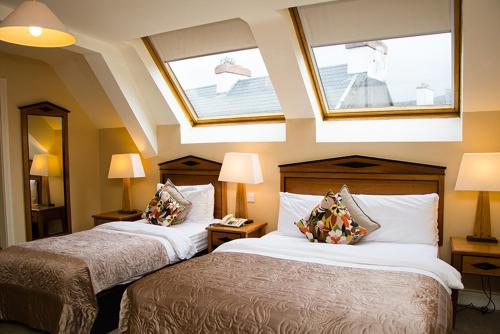 肯梅尔大卫茨宾馆的酒店客房带两张床和两个窗户