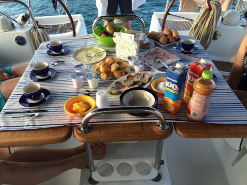斯培西亚麦迪逊风帆船屋的船上的餐桌上放着食物