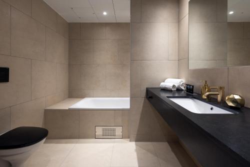 索拉号角空气酒店的带浴缸、卫生间和盥洗盆的浴室