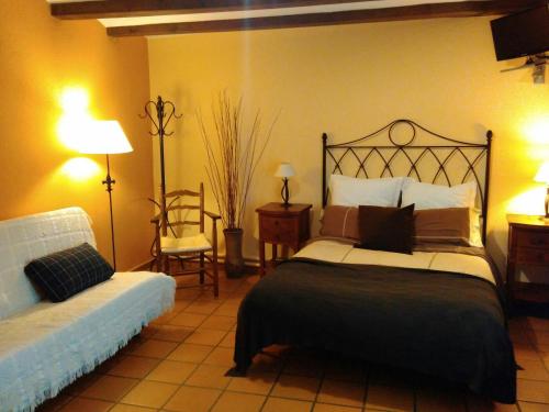 圣伊斯特维-德帕劳托德拉Can Marc的配有一张床和一把椅子的酒店客房