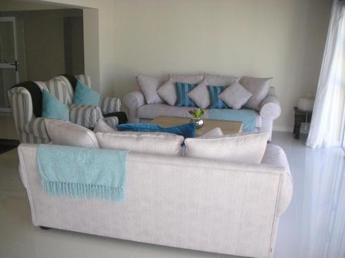 杰弗里湾Waterside Living MM1297的客厅配有两张沙发和一张桌子