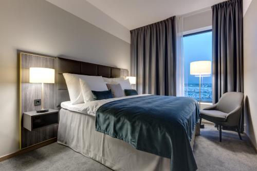 索拉号角空气酒店的酒店的客房 - 带一张床、椅子和窗户