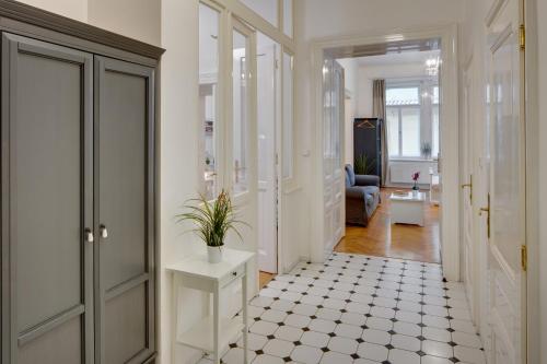布拉格Charles Bridge Premium Residence的一间房间,一间走廊,铺有白色的地板