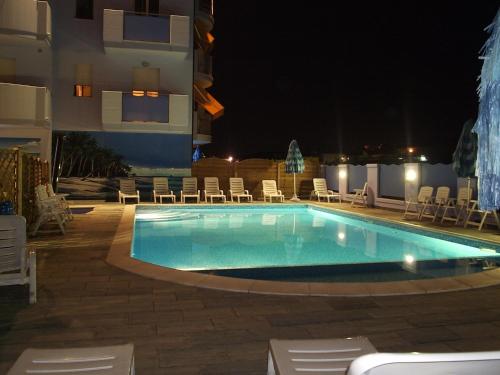 蓝色海洋公寓式酒店内部或周边的泳池