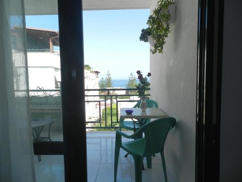 比谢列Il Gabbiano casa al mare的客房设有桌椅和阳台。