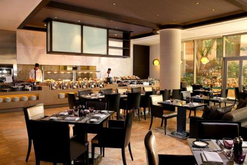贝鲁特基弗里诺罗塔纳酒店 - 贝鲁特的一间带桌椅的用餐室和一间餐厅