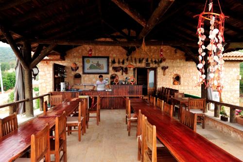 代姆雷贝迈雷克塔斯埃伏尔乡村民宿的一间带木长椅的餐厅和一间酒吧