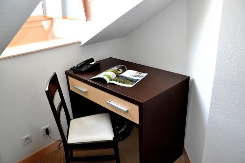 里摩日本笃会酒店的一张桌子,一张桌子,一张桌子和一张椅子