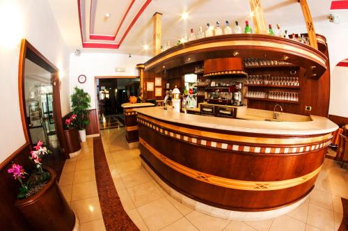 加尔达湖滨普里莫酒店的餐厅内的酒吧,设有木柜台