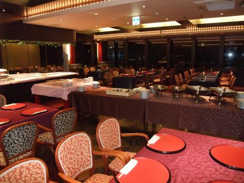 Goshogawara五所川原日道经济型酒店的宴会厅,配有桌椅