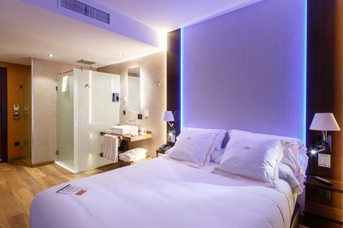 内尔哈MB Boutique Hotel - Adults Recommended的一间卧室配有一张白色大床和紫色墙壁