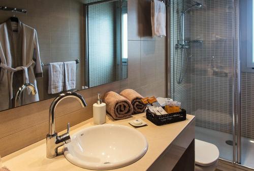 卡斯特尔德费尔斯马里提姆公寓酒店的一间带水槽、卫生间和淋浴的浴室