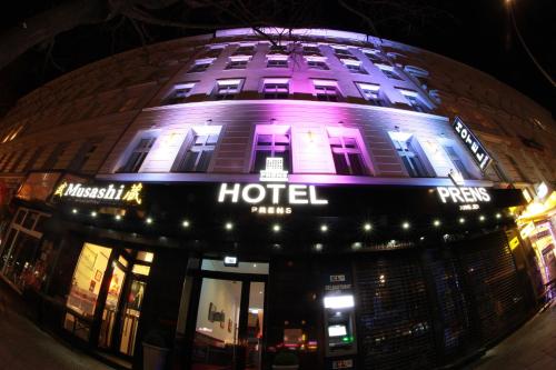 柏林柏林普恩斯酒店的酒店大楼晚上点亮紫色灯