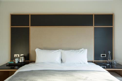 伦敦格洛斯特广场Z酒店的卧室配有带白色枕头的大床