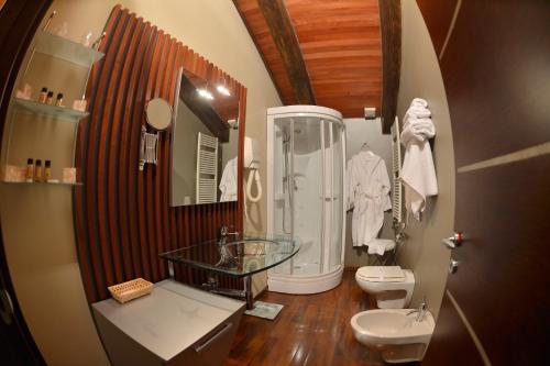 都灵德伊皮托利酒店的带淋浴、卫生间和盥洗盆的浴室
