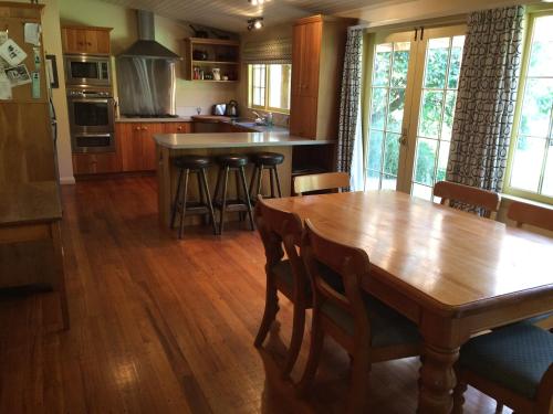 特卡波湖约翰山家园度假屋的厨房铺有木地板,配有木桌。