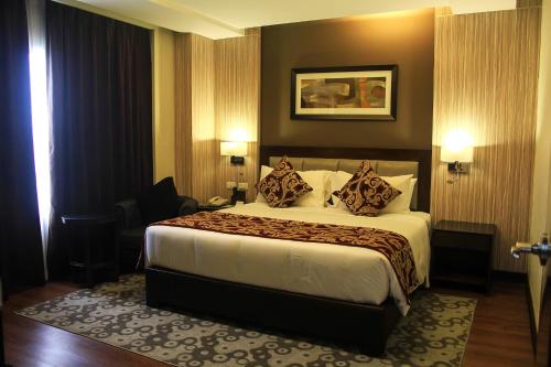 马尼拉布伦特伍德套房酒店的一间位于酒店客房内的带大床的卧室