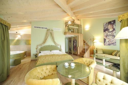 加尔达湖滨佛洛拉帕克酒店的一间卧室配有一张床和一张玻璃桌