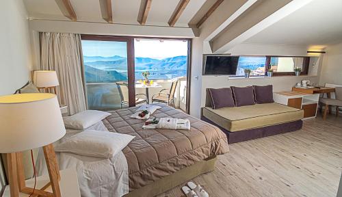 特尔斐费德雷亚迪斯德尔菲酒店的一间卧室设有一张床和一个大窗户