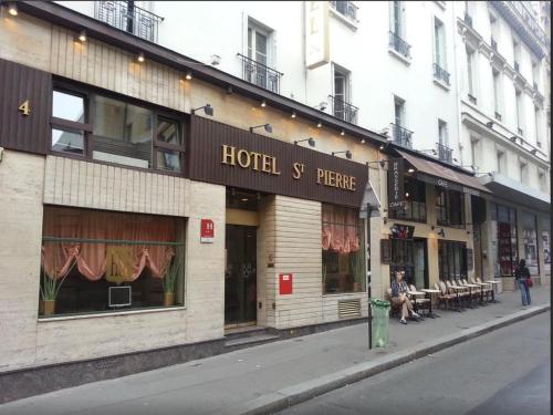 巴黎圣皮埃尔酒店的城市街道上的酒店商店