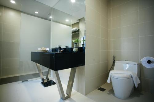吉隆坡吉隆坡翠绿山酒店的一间带水槽和卫生间的浴室