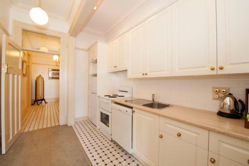 马奇科布＆CO阁精品酒店 的厨房配有白色橱柜和水槽