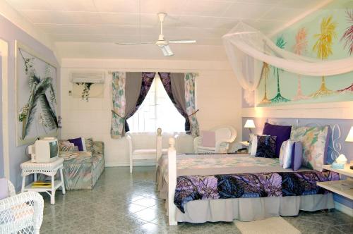 圣彼得教区传奇花园公寓酒店的儿童卧室配有一张床和一张沙发