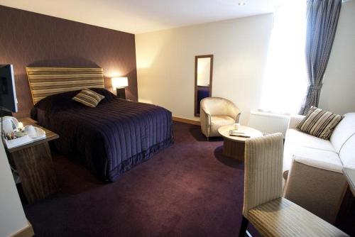 柯克沃尔阿尔伯特酒店的酒店客房,配有床和沙发