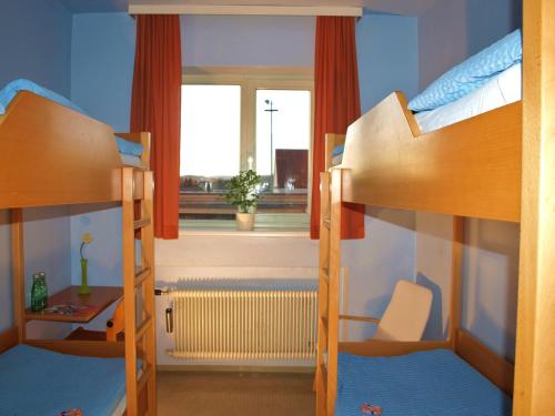 梅尔克君阁斯梅尔克酒店的带窗户的客房内的两张双层床