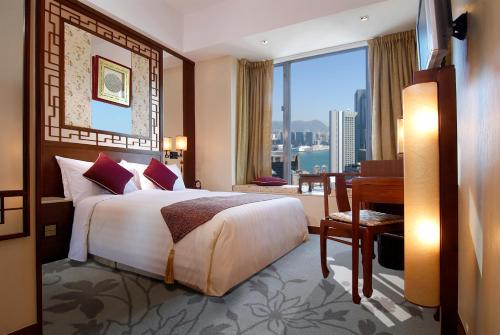香港Lan Kwai Fong Hotel - Kau U Fong的配有一张床、一张书桌和一扇窗户的酒店客房