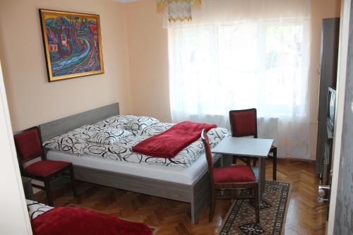 比克克塞克Diófa Vendégház的一间卧室配有一张床、两把椅子和一张桌子