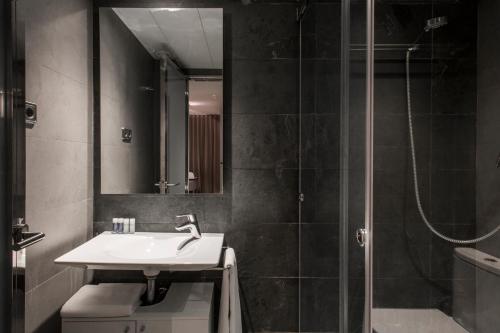 巴塞罗那阿拉姆特公寓酒店的一间浴室