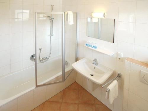 布瑞奈巴斯彻特艾尔潘酒店的一间浴室