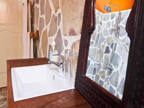 洛美Pure Plage的浴室配有白色水槽和石墙