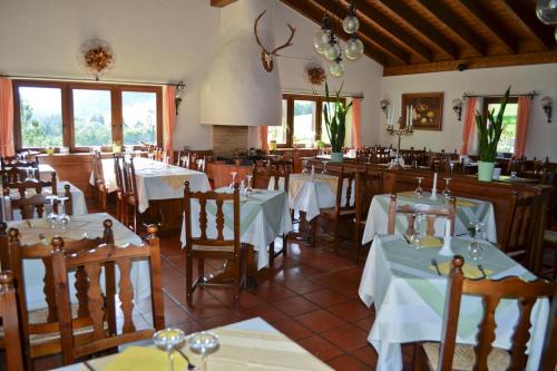 Medels im Rheinwald瓦尔瑟霍夫酒店兼餐厅的一间在房间内配有桌椅的餐厅