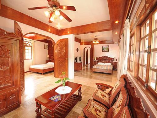 波尔多·格尼拉蓝水晶海滩度假村的一间带吊扇的客厅和一间卧室