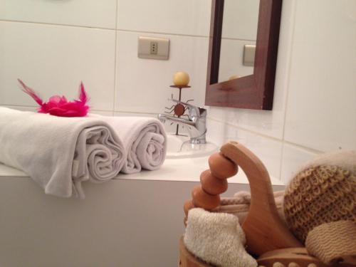 圣地亚哥Azzaí Bellas Artes的一间带毛巾架和盥洗盆的浴室