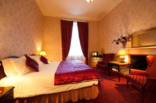 爱丁堡本多兰宾馆的酒店客房配有一张床和一个壁炉。