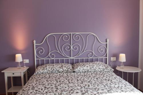 阿西西阿西西索尼住宿加早餐旅馆的一间卧室配有一张紫色墙壁的床