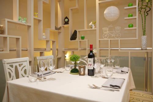 布尔加斯福斯酒店的一张带一瓶葡萄酒和眼镜的白色桌子