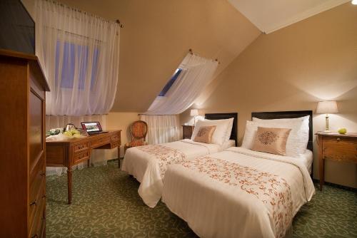 布拉格格雷斯酒店的酒店客房配有两张床和一张书桌