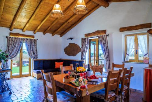 圣特奥托纽Monte da Boavista的一间带木桌和椅子的用餐室