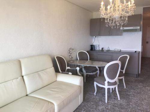 戛纳狄奥尼索斯海景公寓的客厅配有沙发和桌椅