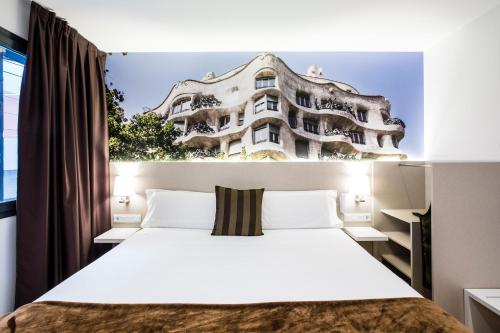 巴塞罗那Hotel BESTPRICE Gracia的大楼前的卧室配有一张白色大床