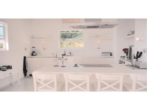 威廉斯塔德尚帕多姆佩里浓度假公寓的白色的厨房配有水槽和桌子