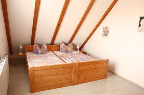 Schönbronn格蕾斯布科公寓的阁楼卧室配有木床
